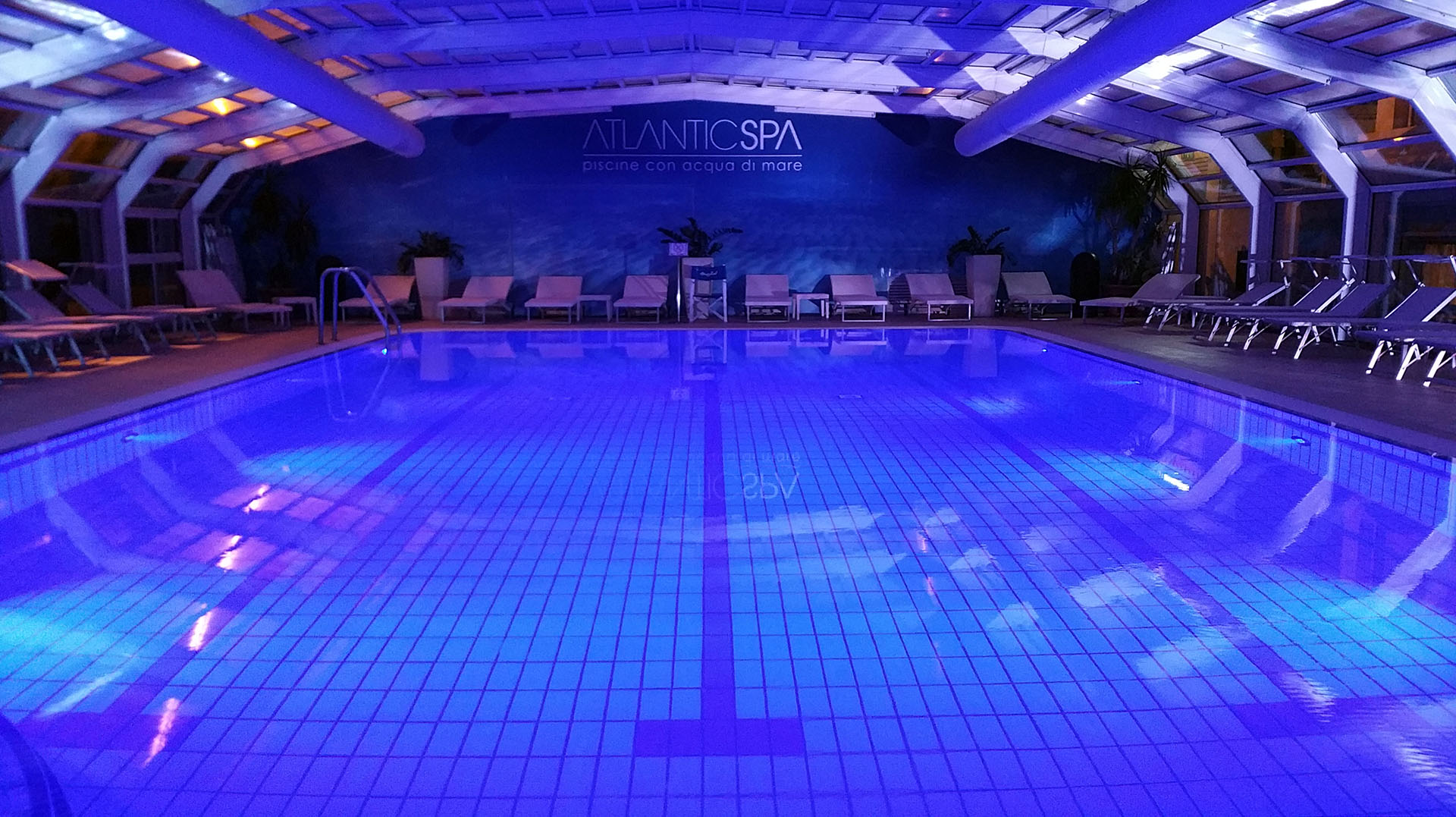 Suggestive serali della piscina coperta dell'Atlantic Hotel Riccione