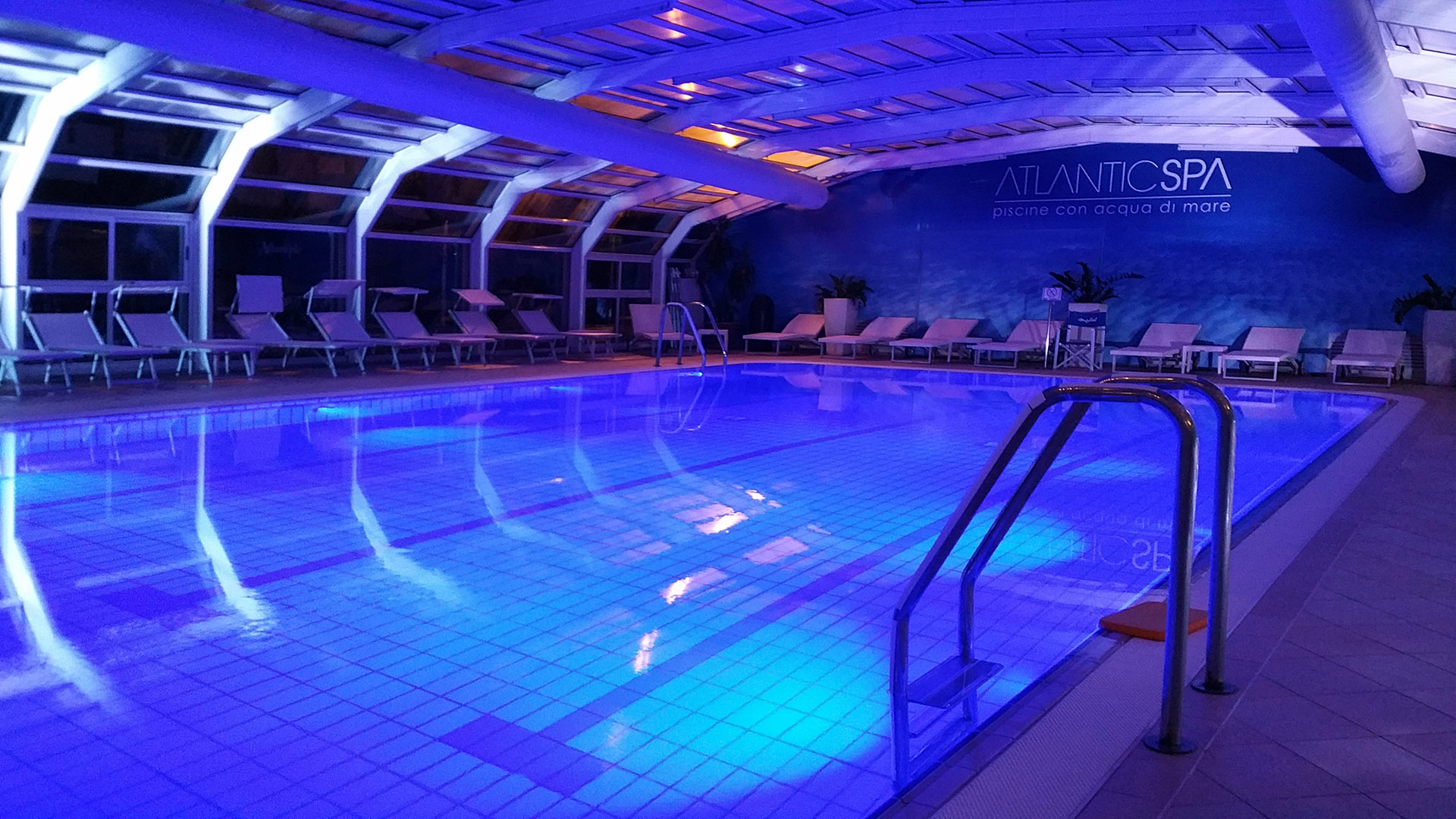 Piscina Coperta con acqua marina