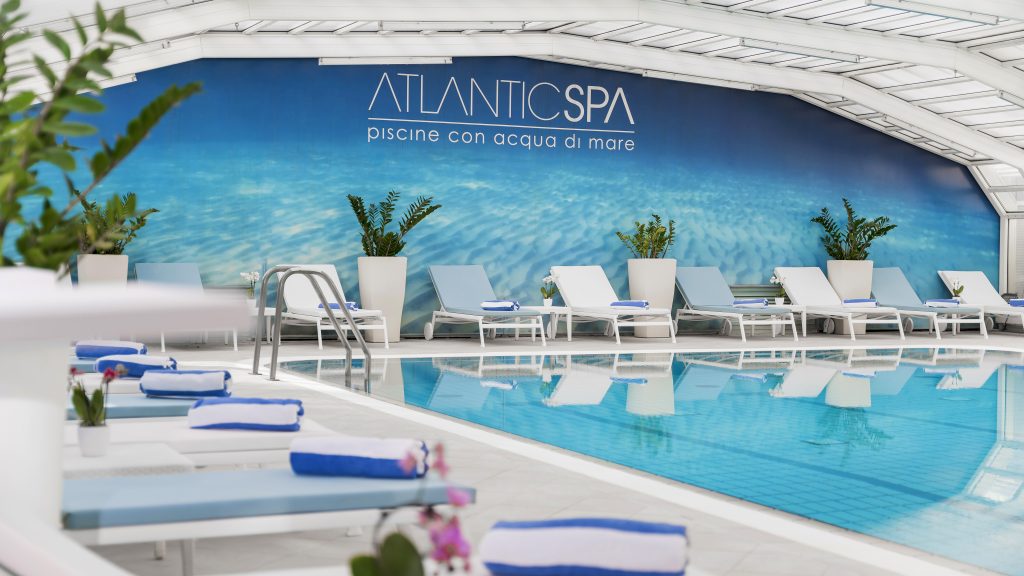 Piscina coperta con acqua marina